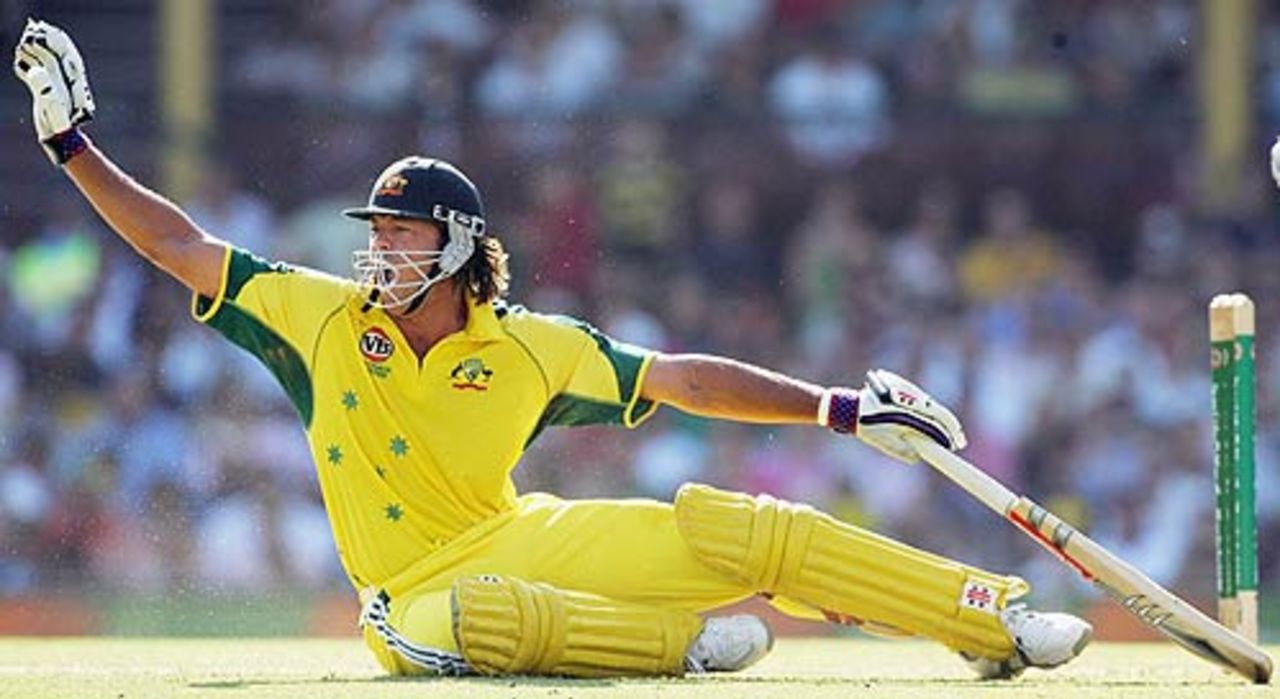 Andrew Symonds sends Ricky Ponting back, Australia v Sri Lanka, VB Series, 2nd Final, Sydney, February 12, 2006