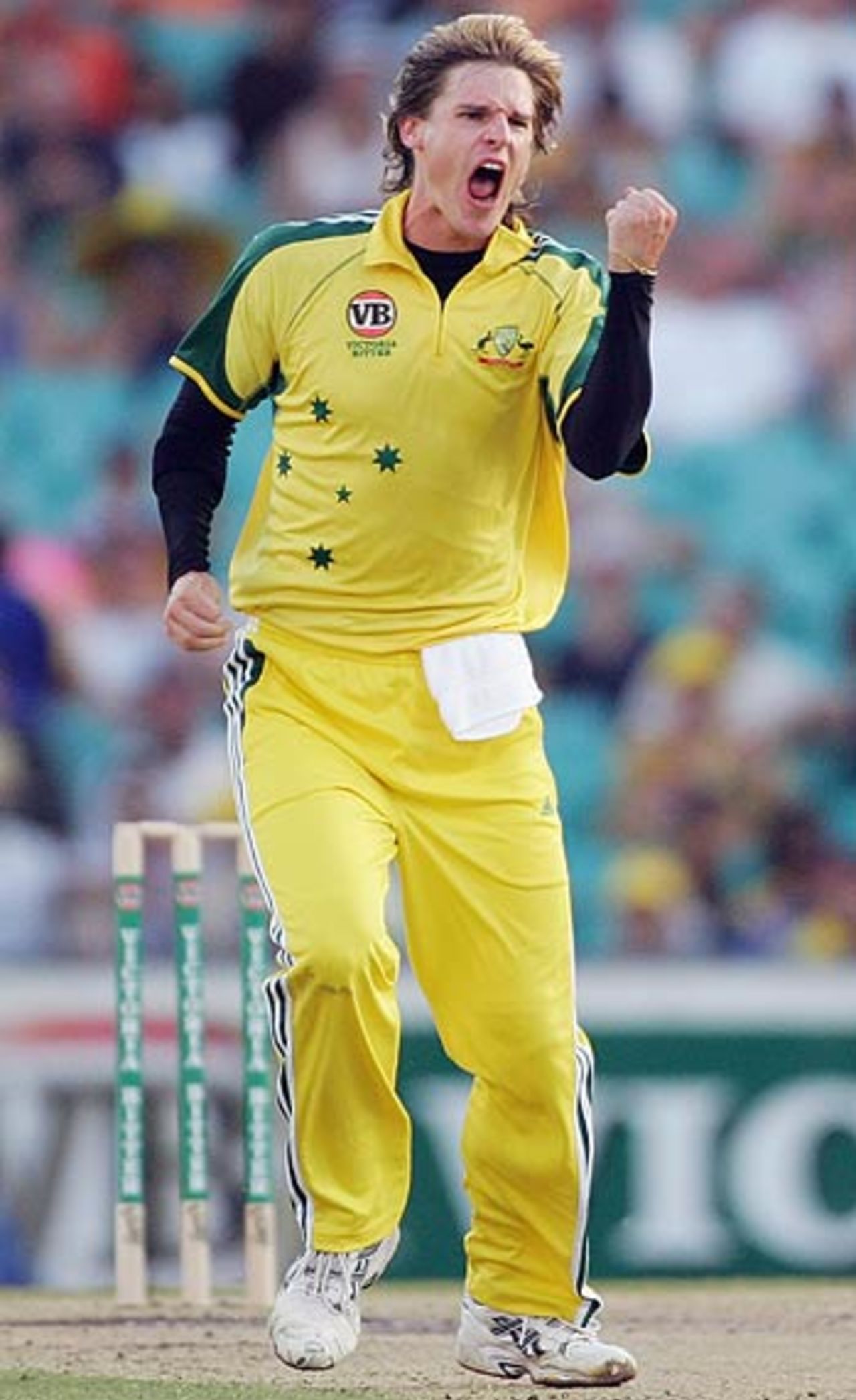 Nathan Bracken took the crucial wickets of Sanath Jayasuriya and Kumar Sangakkara, VB Series, 2nd Final, Sydney, February 12, 2006