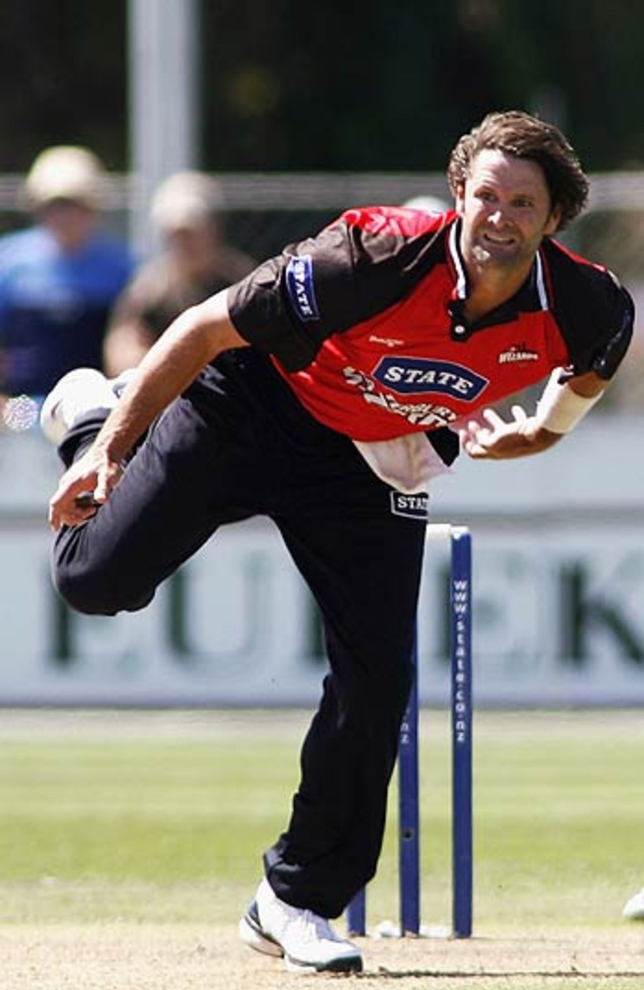 Chris Cairns turned in a fine allround performance to guide Canterbury to the State  Shield title, Canterbury v Central Districts, State Shield final, Christchurch, February 12 2006