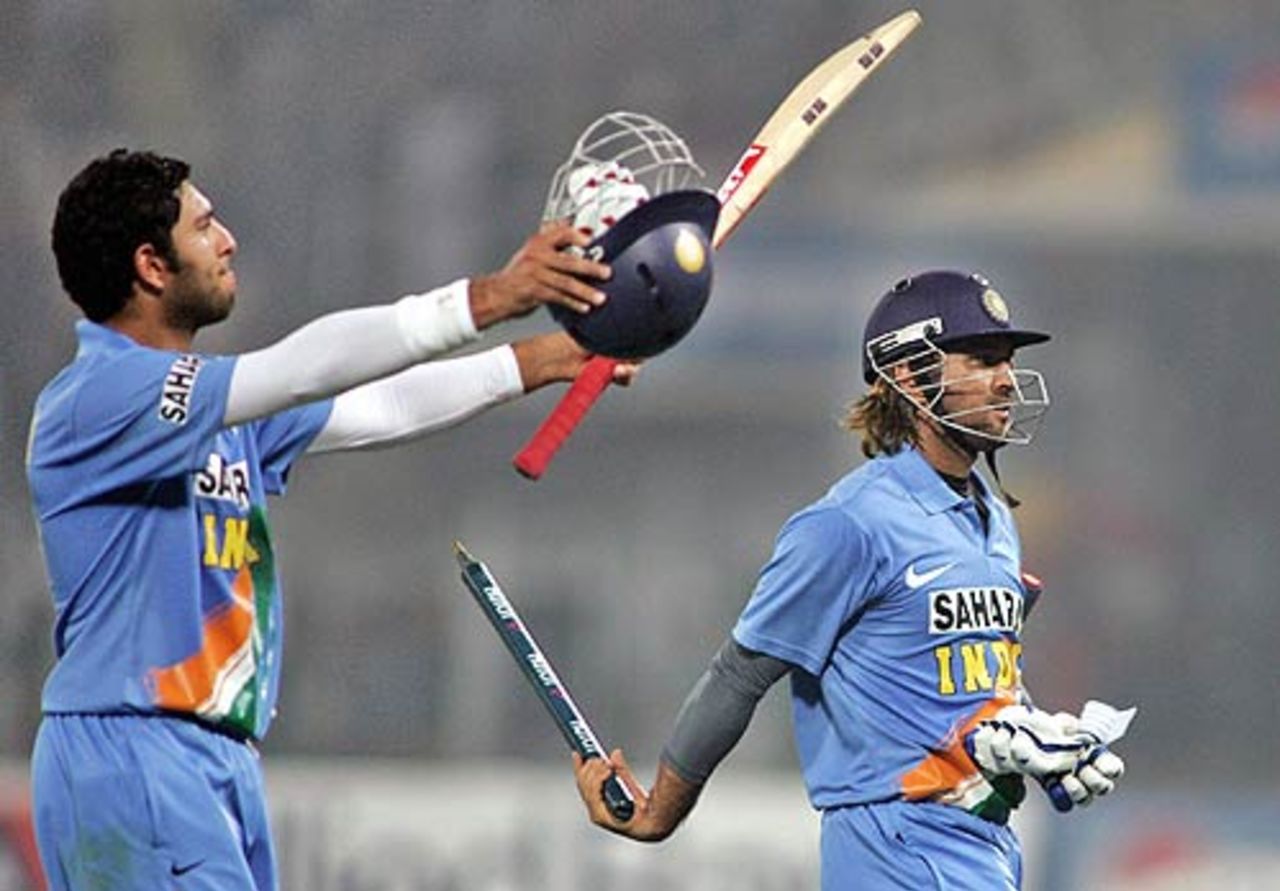 Yuvraj Singh and Mahendra Singh Dhoni added 102 in 13 overs to see India home, Pakistan v India, 3rd ODI, Lahore, February 13, 2006