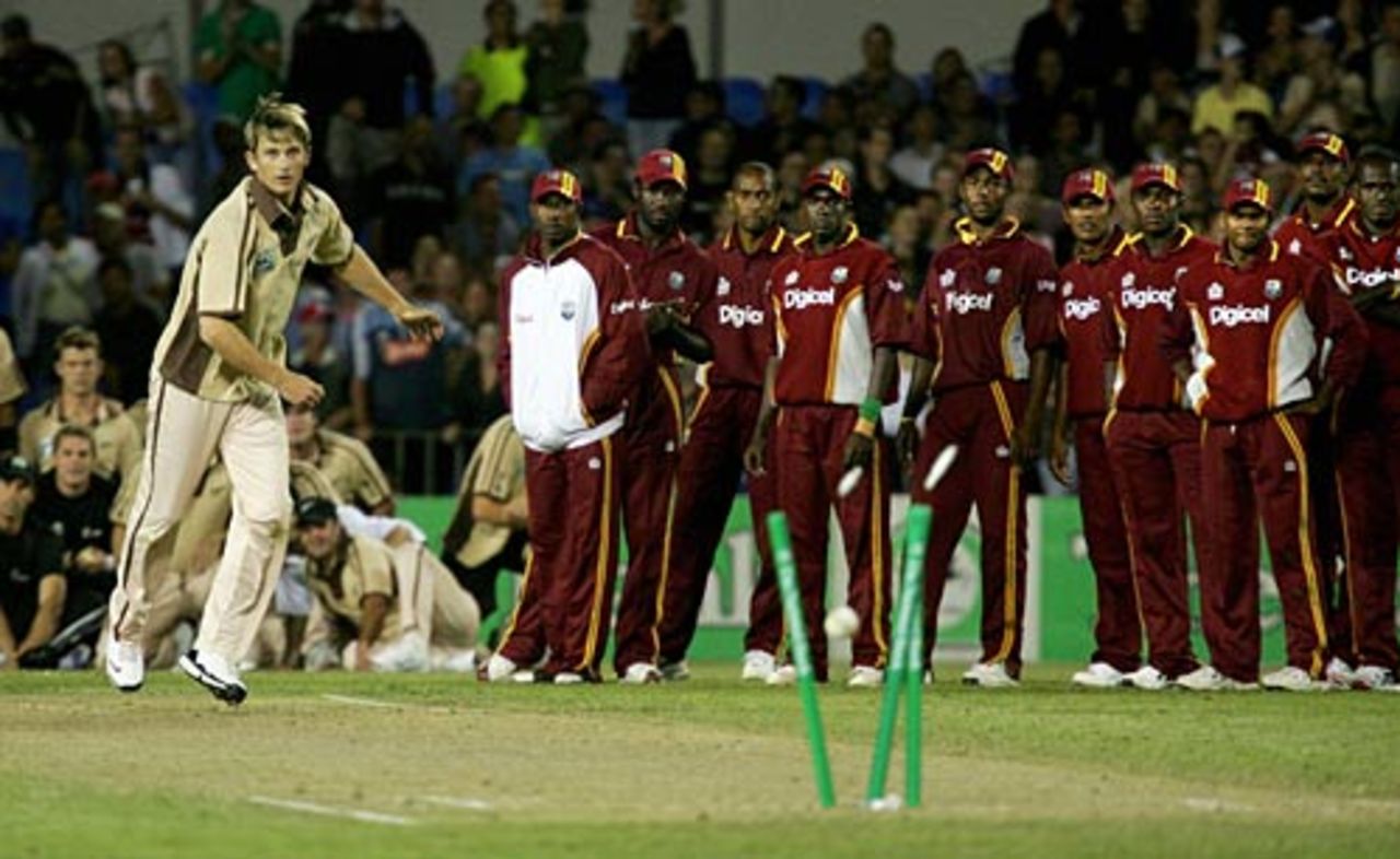 Shane Bond hits the stumps during the bowl-out, New Zealand v West Indies, Twenty20, Auckland, February 16, 2006