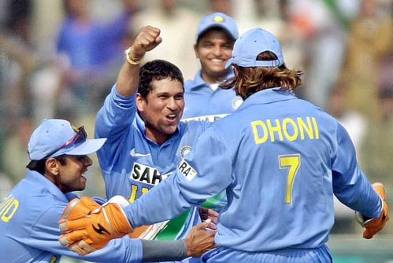 Sachin Tendulkar nails Inzamam-ul-Haq for the second time in two matches, Pakistan v India, 4th ODI, Multan, February 16 2006
