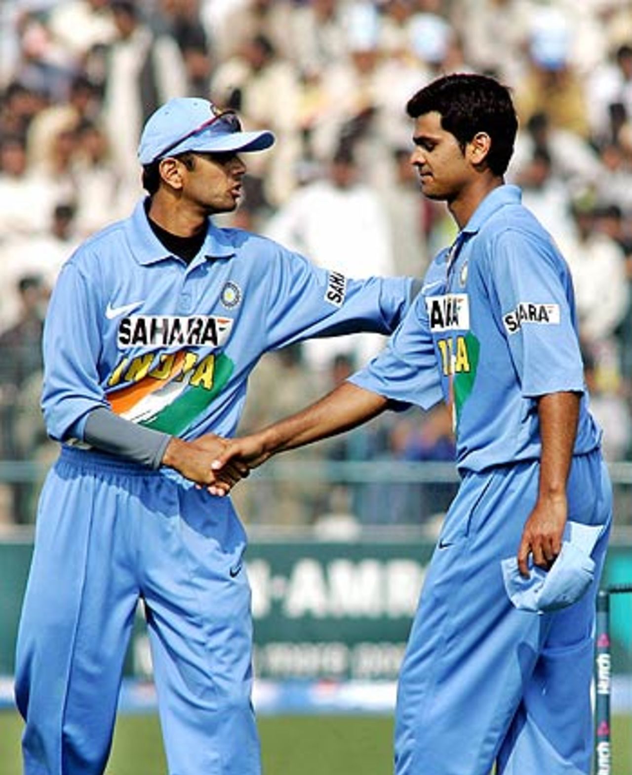 Rahul Dravid shows his appreciation towards Rudra Pratap Singh,  Pakistan v India, 4th ODI, Multan, February 16 2006