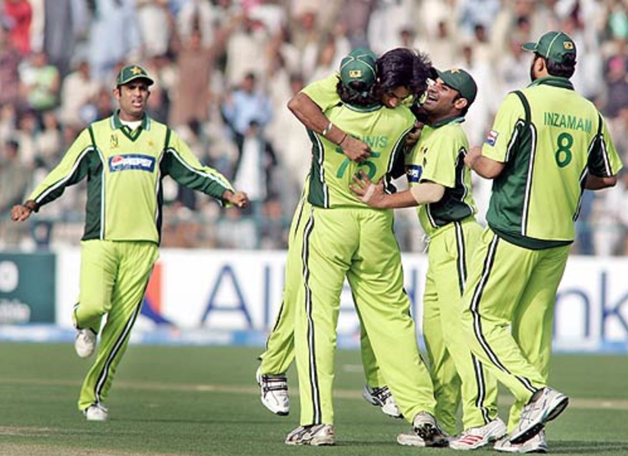 Pakistan celebrate the fall of Sachin Tendulkar's wicket, Pakistan v India, 4th ODI, Multan, February 16 2006