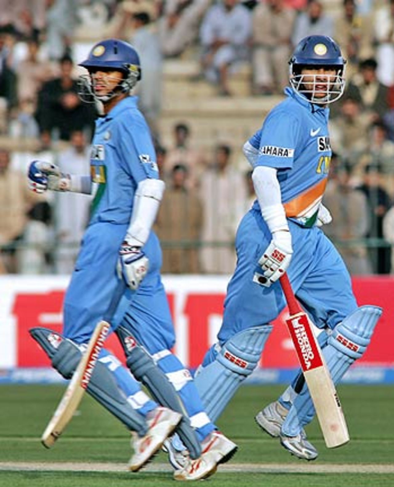 Rahul Dravid and Yuvraj Singh put on 85 for the third wicket, Pakistan v India, 4th ODI, Multan, February 16 2006