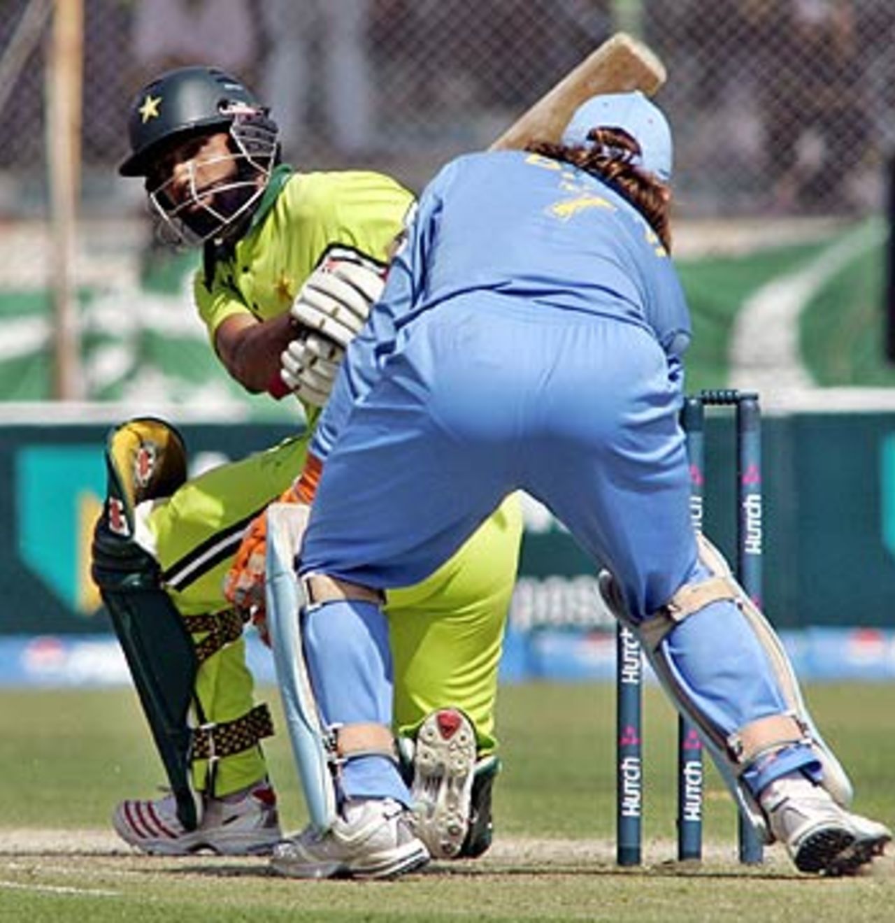 Mohammad Yousuf sweeps the spinners, Pakistan v India, 5th ODI, Karachi, February 19 2006
