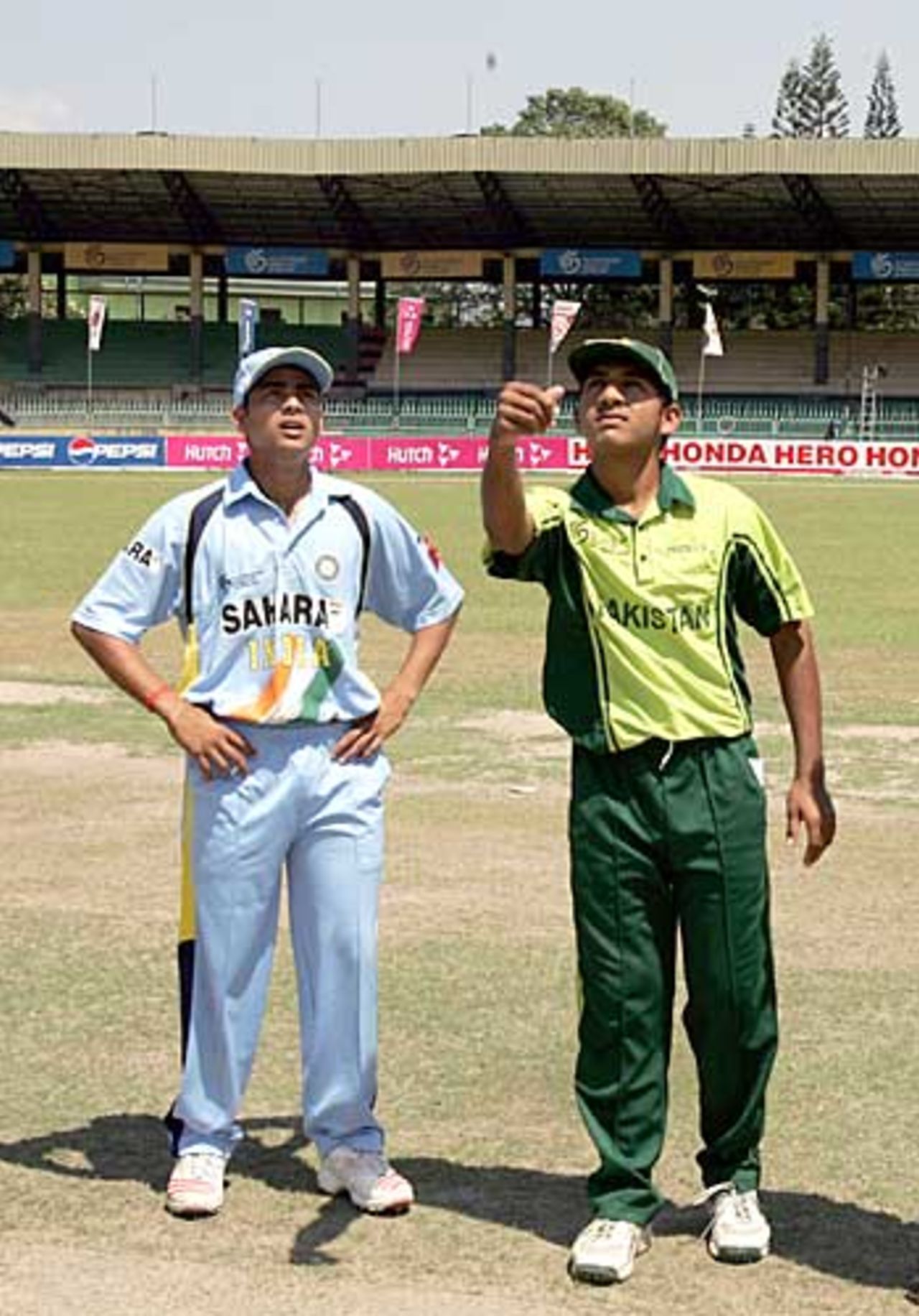 Ravikant Shukla and Sarfraz Ahmed at the toss of the Under-19 World Cup final, India v Pakistan, Under-19 World Cup final, Colombo, February 19, 2006