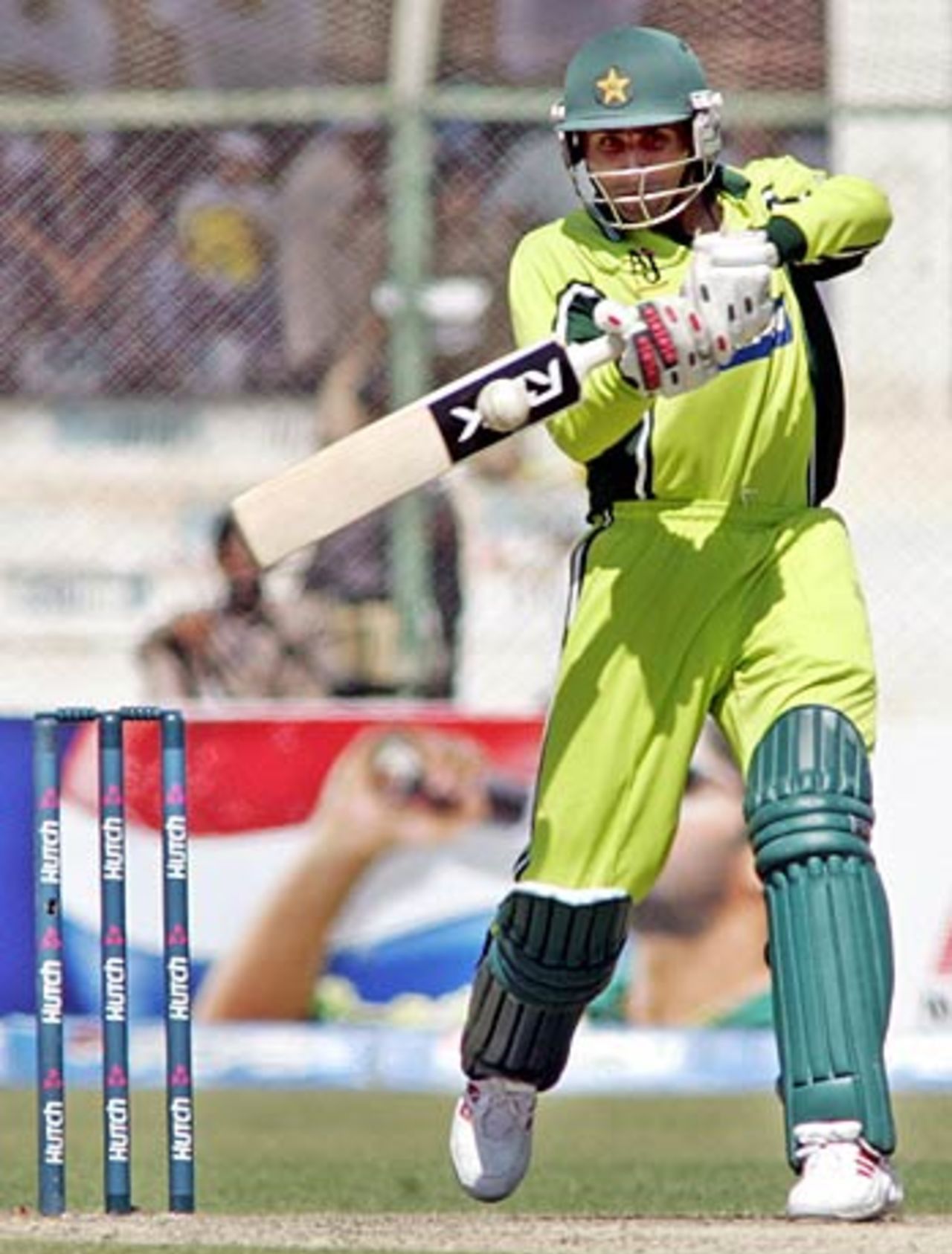 Abdul Razzaq hits out at the death, Pakistan v India, 5th ODI, Karachi, February 19 2006