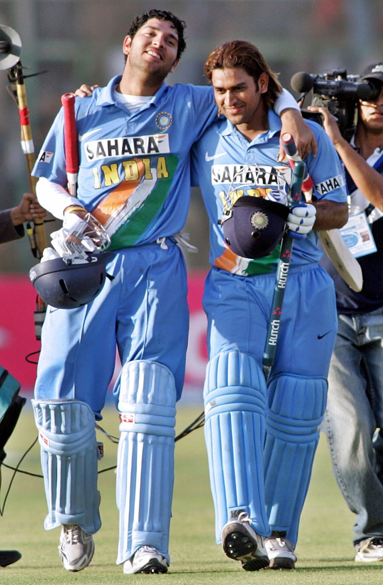 Just another day at work for Yuvraj Singh and Mahendra Singh Dhoni, Pakistan v India, 5th ODI, Karachi, February 19 2006