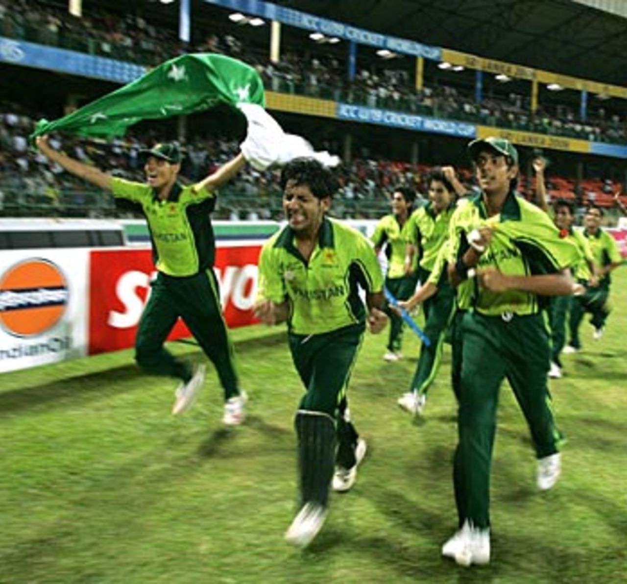 Pakistan's players on a lap of honour, India v Pakistan, Under-19 World Cup final, Colombo, February 19, 2006