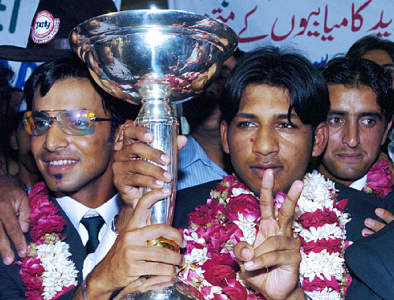 Sarfraz Ahmed, Pakistan's victorious Under-19 captain, and Rameez Raja, return home after winning the World Cup, Karachi, February 21, 2006