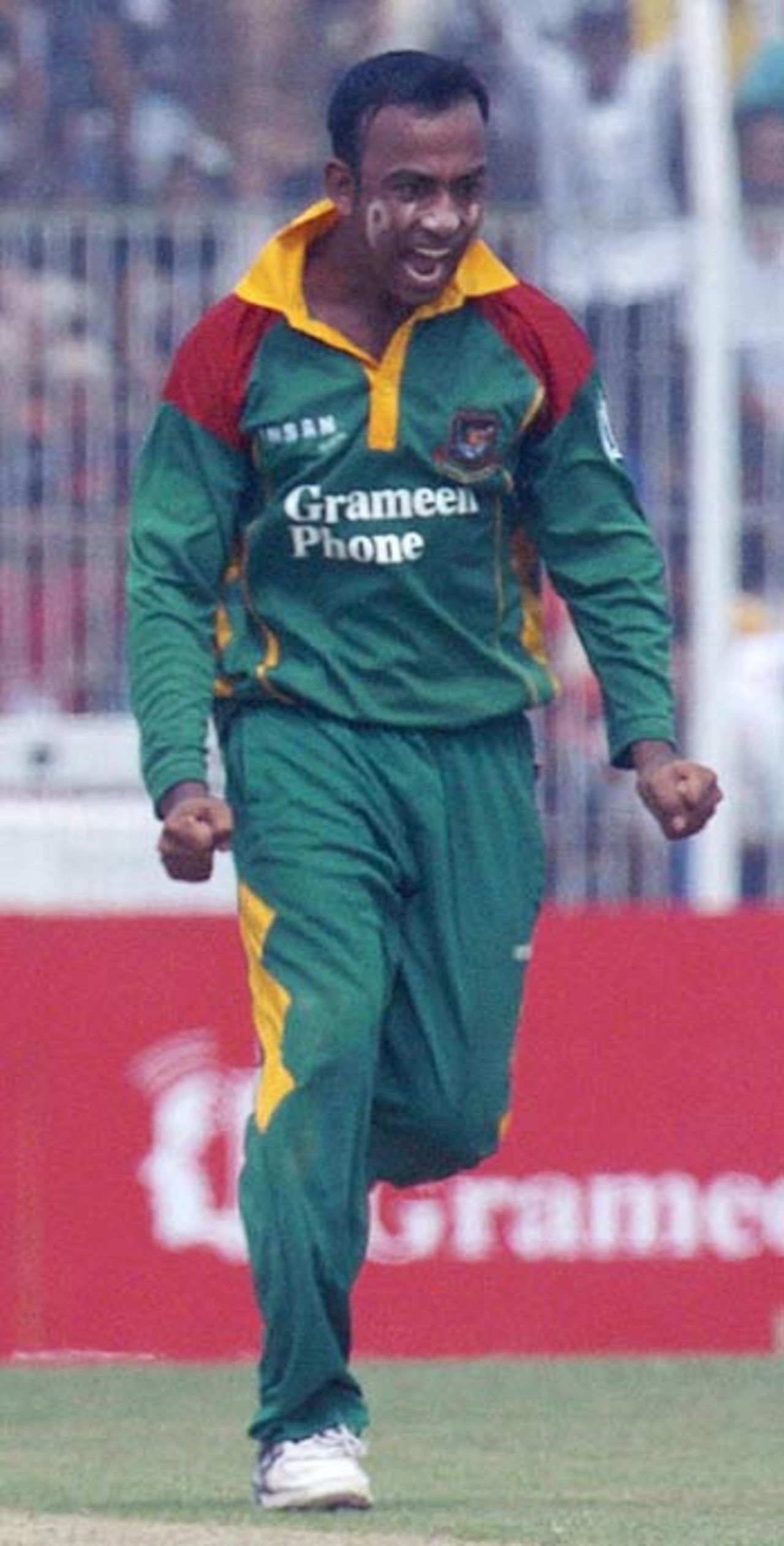 Aftab Ahmed scalps Hasantha Fernando, Bangladesh v Sri Lanka, 2nd ODI, Bogra, February 22 2006