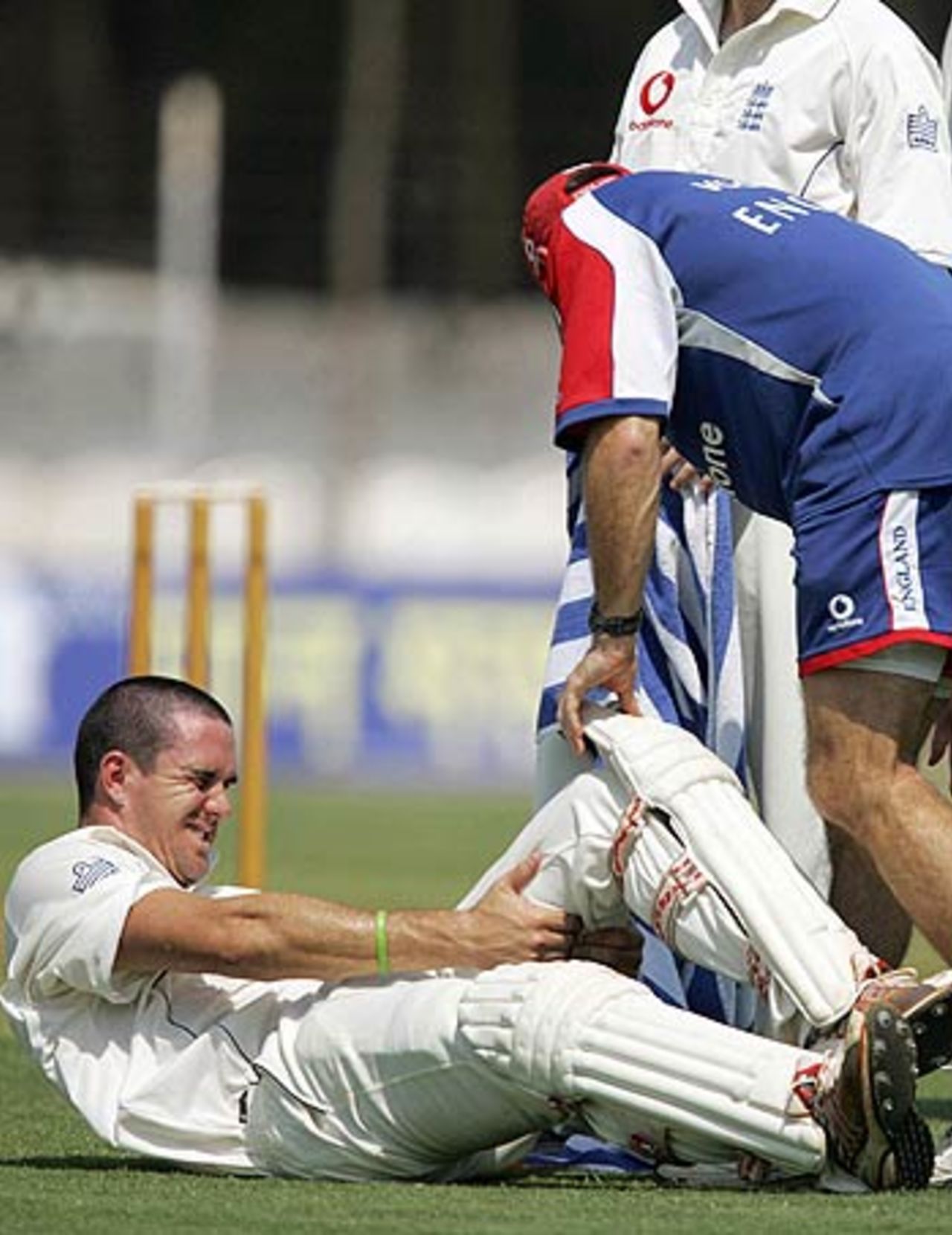 Kevin Pietersen clutches his hamstring in pain, Indian Board President's XI v England XI, Tour game, 1st day, Vadodara, February 23, 2006