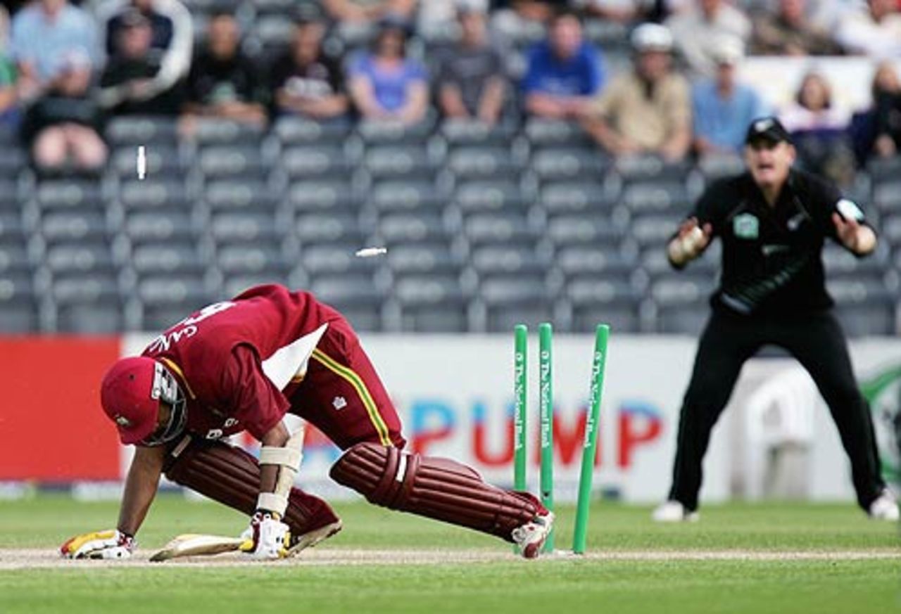 Daren Ganga is cleaned up by an inswinging yorker from Shane Bond, New Zealand v West Indies, 3rd ODI, Christchurch, February 25 2006