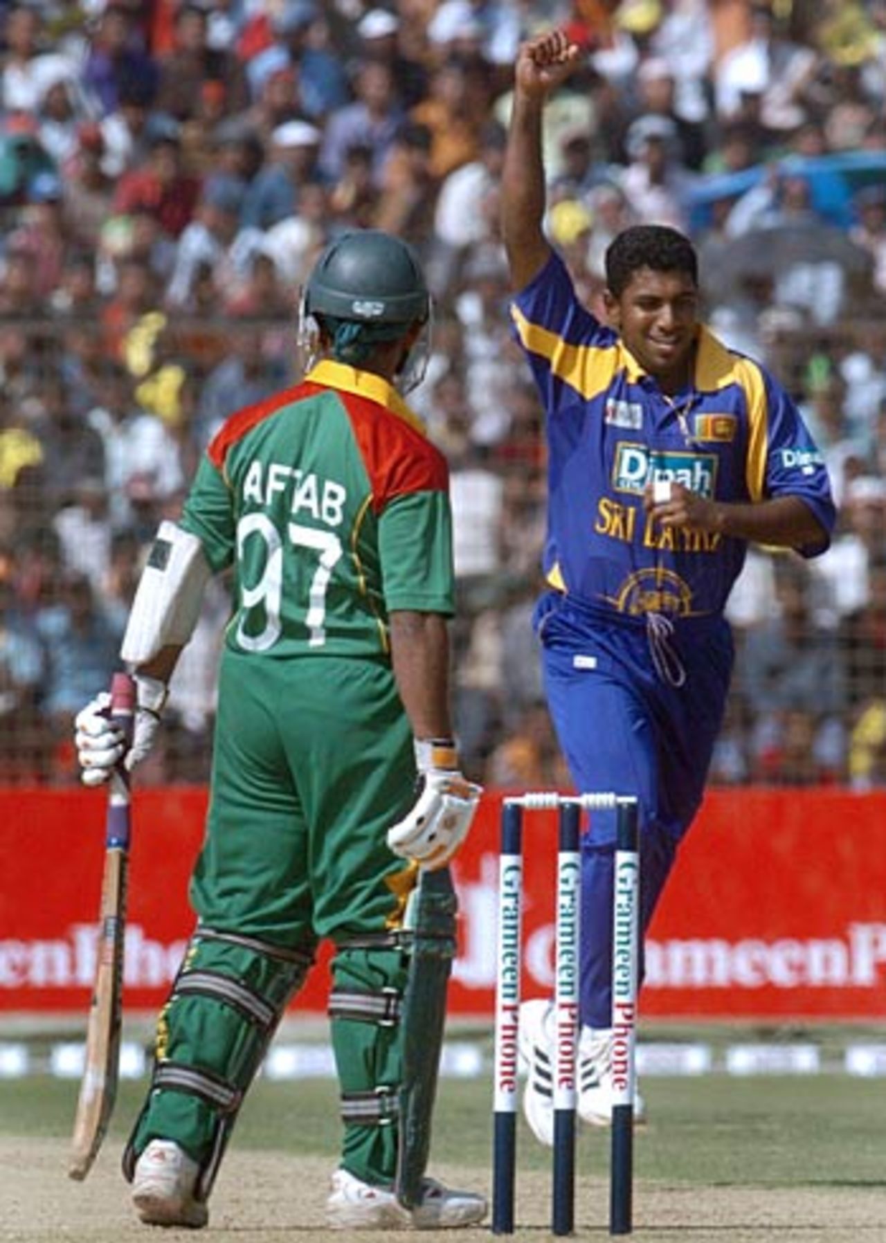 Dammika Prasad removes Aftab Ahmed first ball as Sri Lanka take control, Bangladesh v Sri Lanka, 3rd ODI, Chittagong, February 25, 2006