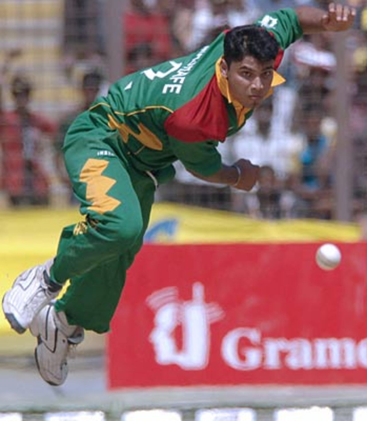 Mashrafe Mortaza lets fly against Sri Lanka, but went for 71 runs in his 10 overs, Bangladesh v Sri Lanka, 3rd ODI, Chittagong, February 25, 2006