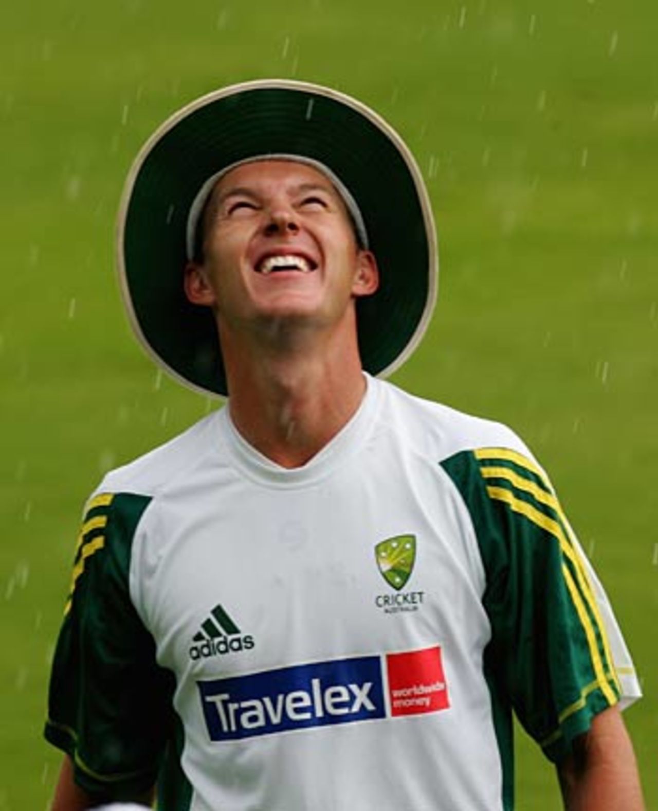 Brett Lee runs for cover as rain hits Australia's training session, Centurion Park, February 25, 2006