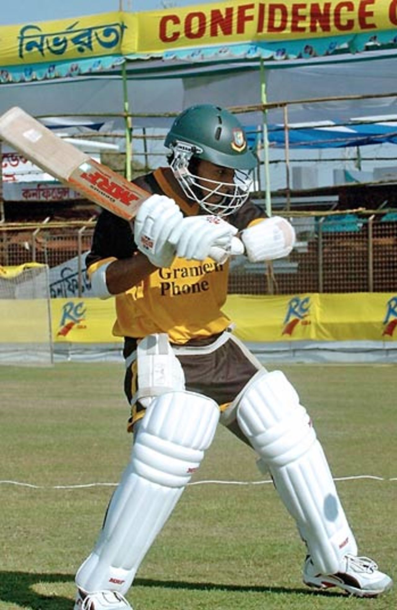 Mushfiqur Rahim prepares for the first Test against Sri Lanka as he returns to the Bangladesh squad, Chittagong, February 26, 2006