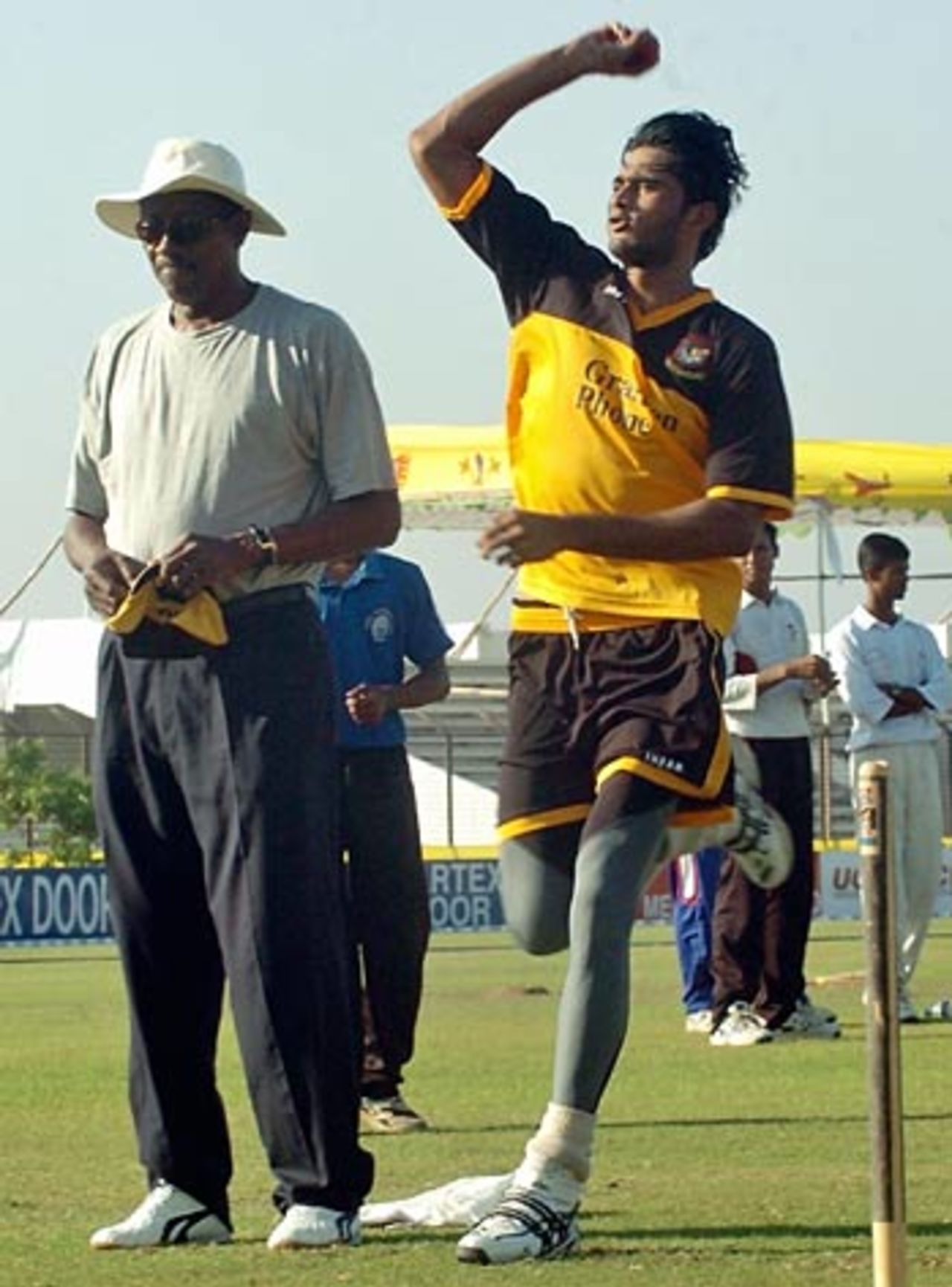Shahadat Hossain runs past Steve Bucknor during the Bangladesh training session, Chittagong, February 26, 2006