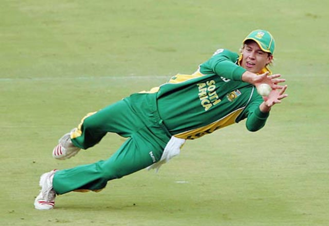 AB de Villiers holds a stunning catch to remove Michael Clarke as South Africa strike back against Australia, South Africa v Australia, 1st ODI, Centurion Park, February 26, 2006