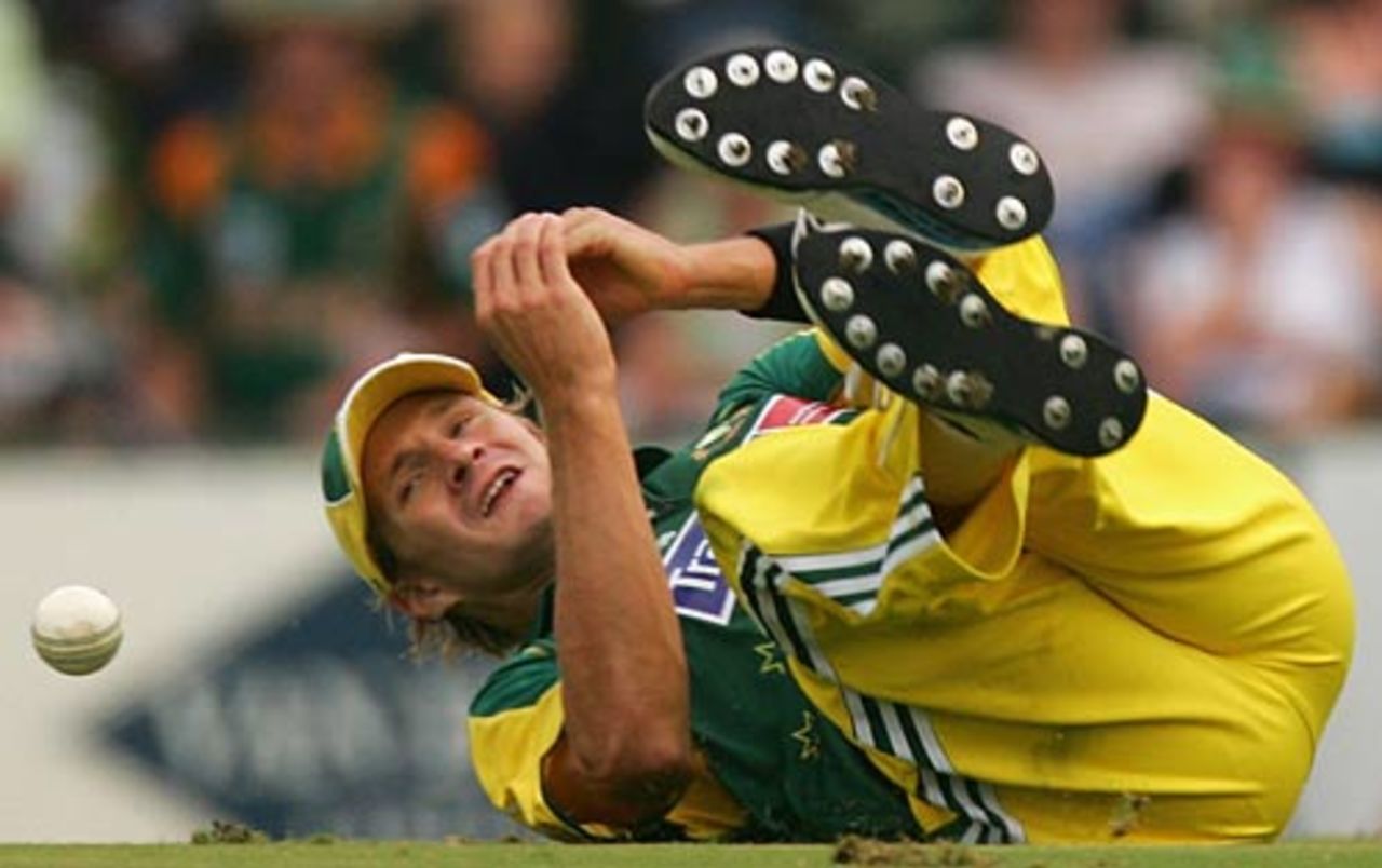 Slip up: Shane Watson drops AB de Villiers as South Africa make a positive start to their run chase, South Africa v Australia, 1st ODI, Centurion Park, February 26, 2006