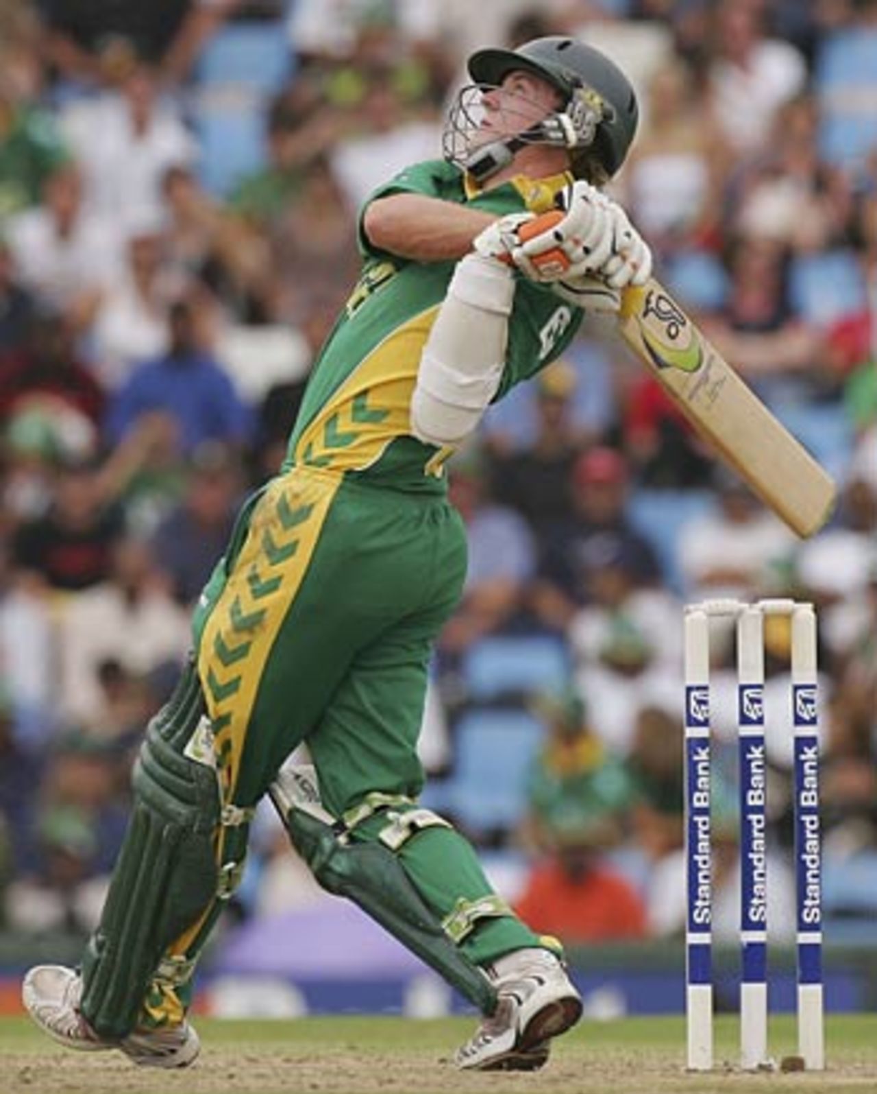 AB de Villiers slams a huge six off Mitchell Johnson to push South Africa forward, South Africa v Australia, 1st ODI, Centurion Park, February 26, 2006
