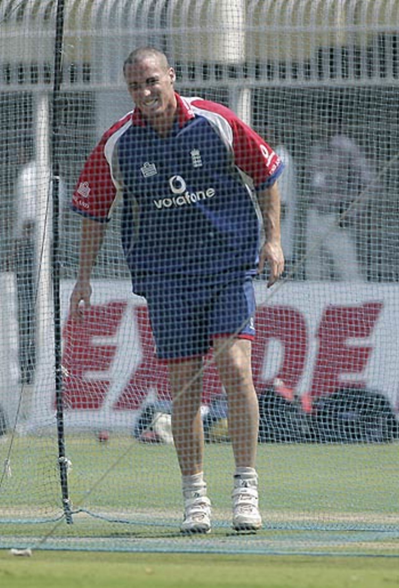 Simon Jones grimaces in pain, Nagpur, February 27, 2006