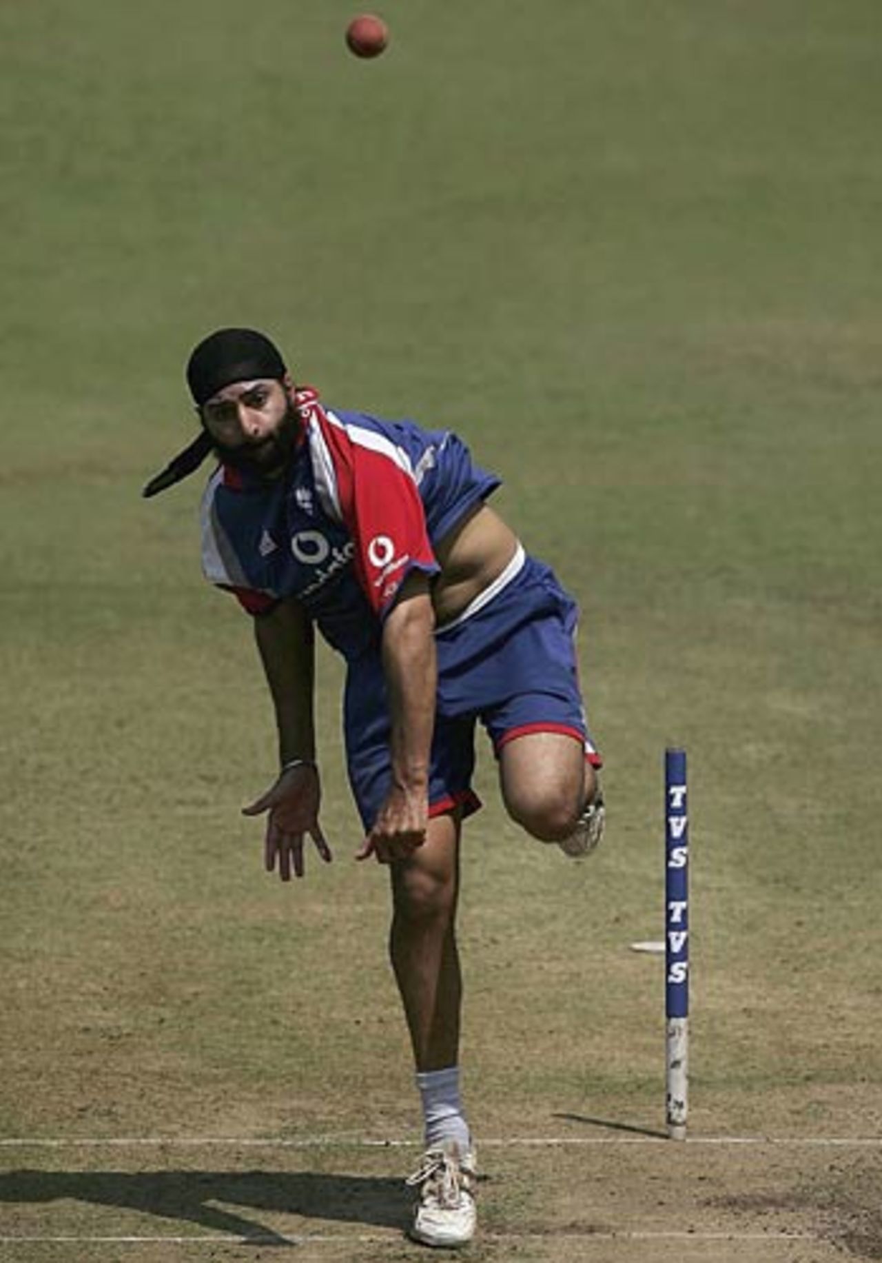 Monty Panesar gives it some air during training. He still has a chance of making his Test debut on Wednesday, especially now Simon Jones has suffered another injury scare, Nagpur, February 27, 2006