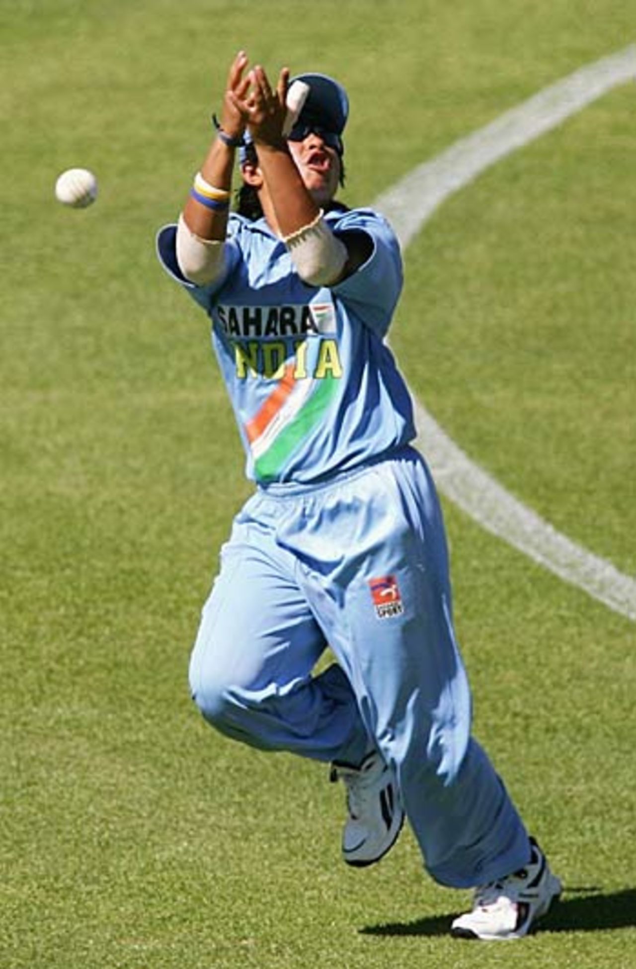 Jaya Sharma spills a chance, Australia Women v India Women, 3rd ODI, Woodville Oval, Adelaide, February 28, 2006