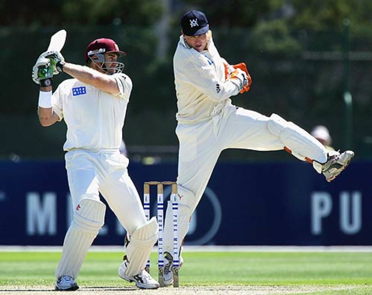 Matthew Hayden misses, Nathan Pilon collects, Victoria v Queensland, Pura Cup, Junction Oval, Melbourne, March 2, 2006