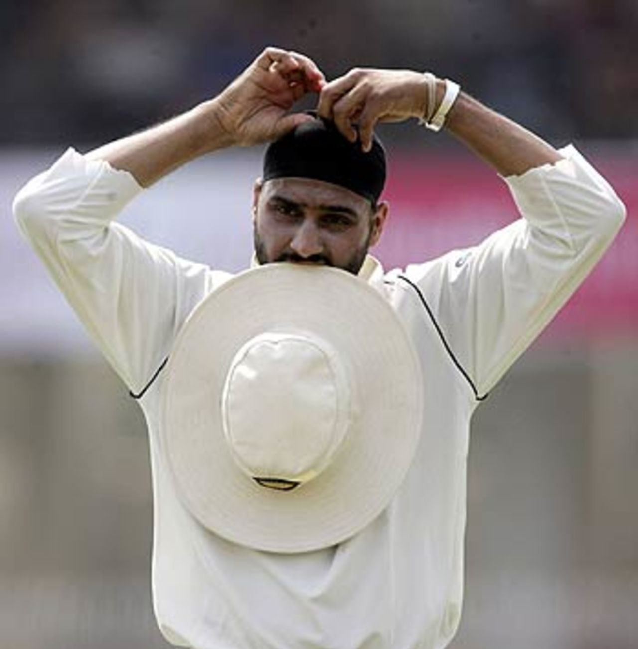 Harbhajan Singh feels the heat as England carry on, India v England, 1st Test, Nagpur, 2nd day, March 2, 2006