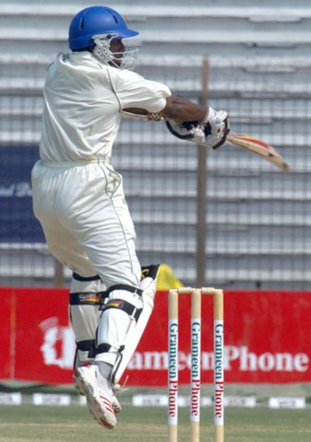 Malinga Bandara shows his batting potential, Bangladesh v Sri Lanka, 1st Test, Chittagong, 3rd day, March 2, 2006