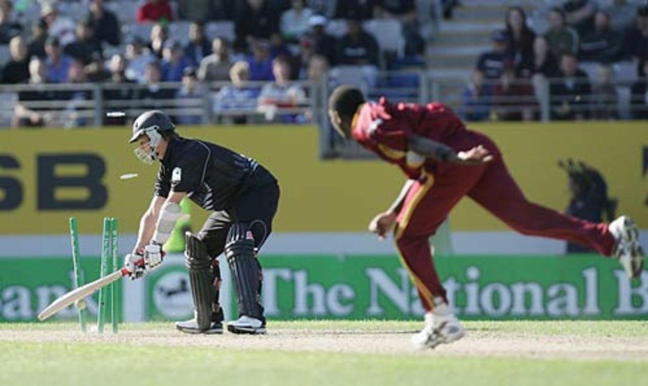 Fidel Edwards cleans up Shane Bond, New Zealand v West Indies, 5th ODI, Auckland, March 4, 2006 