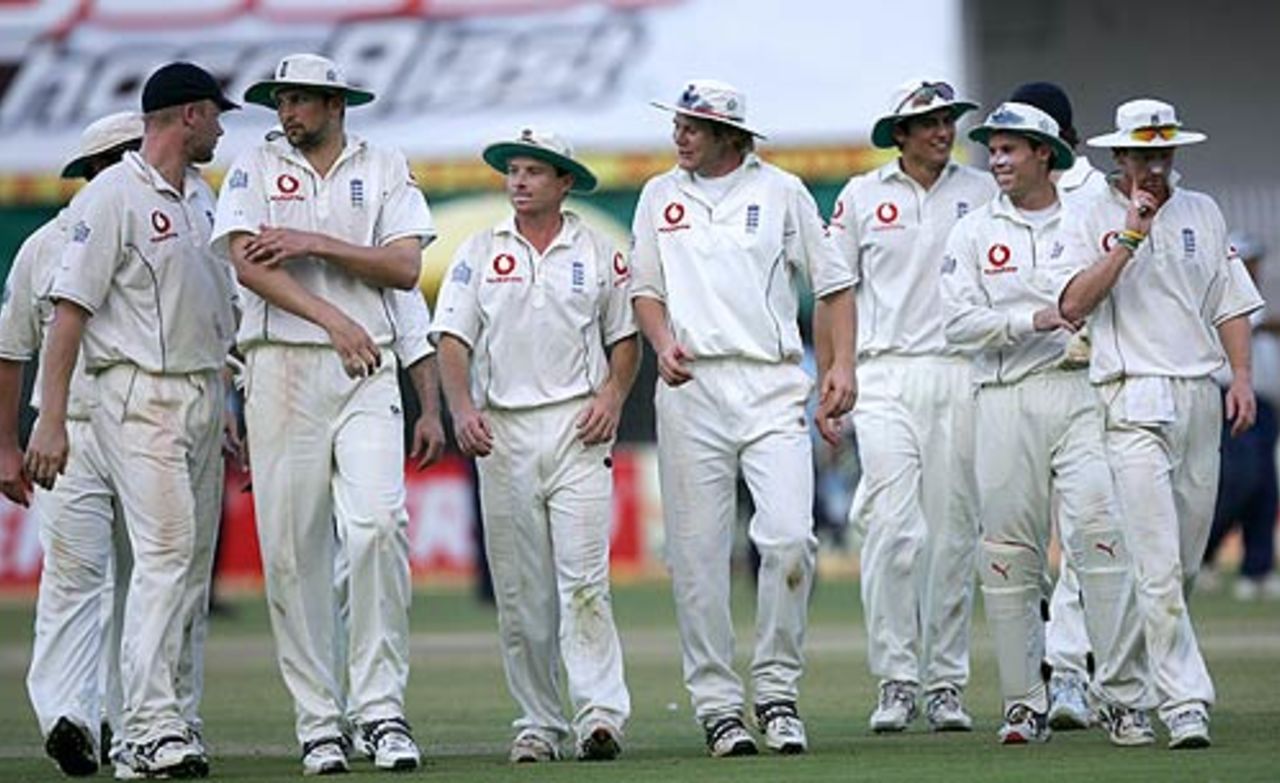 England leave the field  after the first Test ended in a draw, India v England, 1st Test, Nagpur, March 5, 2006
