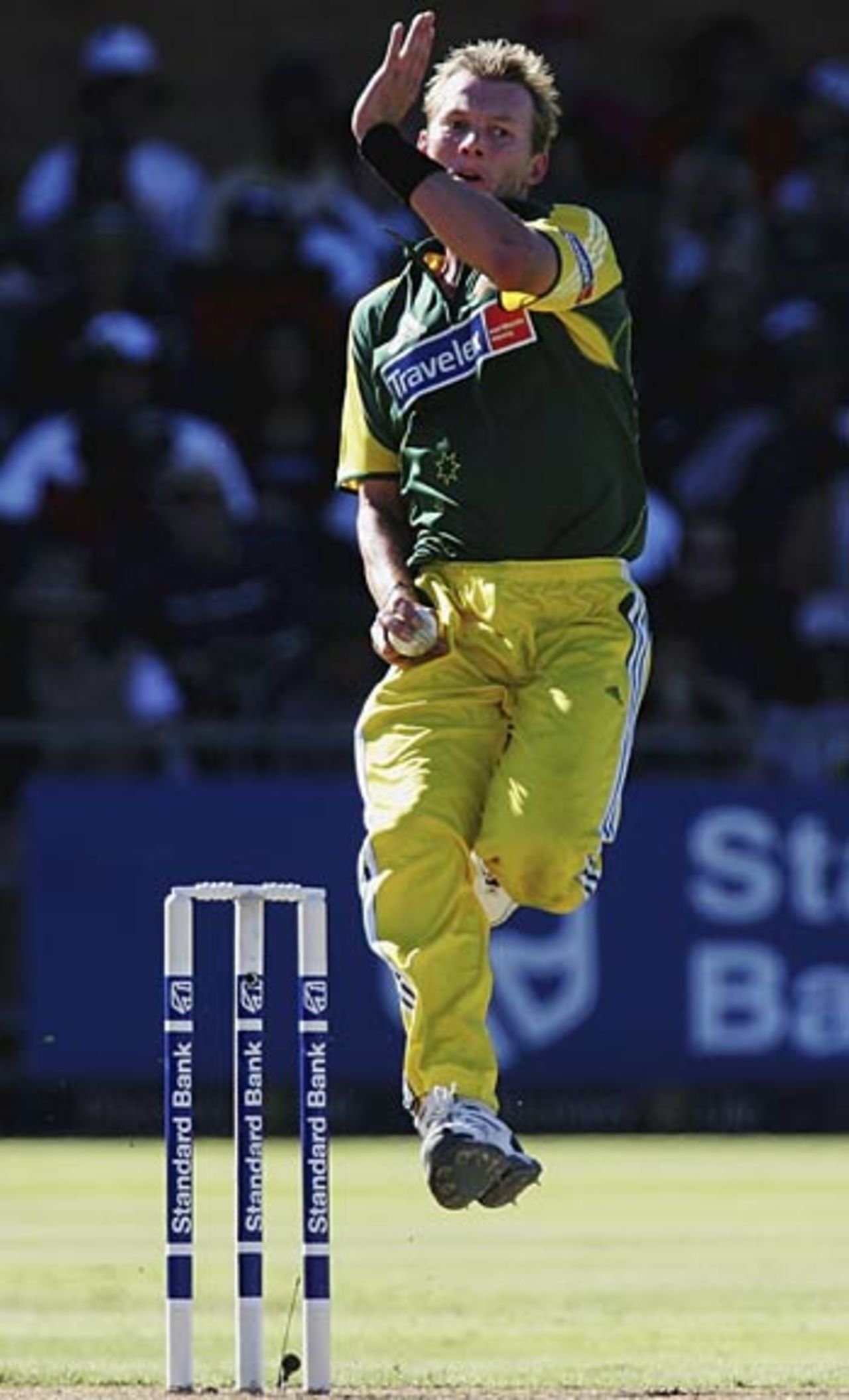 Brett Lee claimed four vital wickets as Australia brought themselves back into the series with a 24-run win, South Africa v Australia, 3rd ODI, Port Elizabeth, March 5, 2006