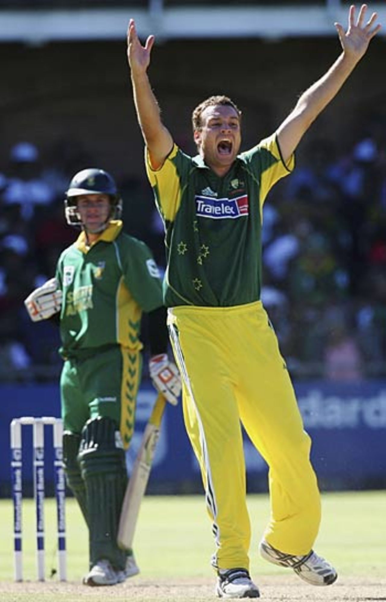 Stuart Clark appeals against AB de Villiers as Australia's attack bowls them to a 24-run win, South Africa v Australia, 3rd ODI, Port Elizabeth, March 5, 2006