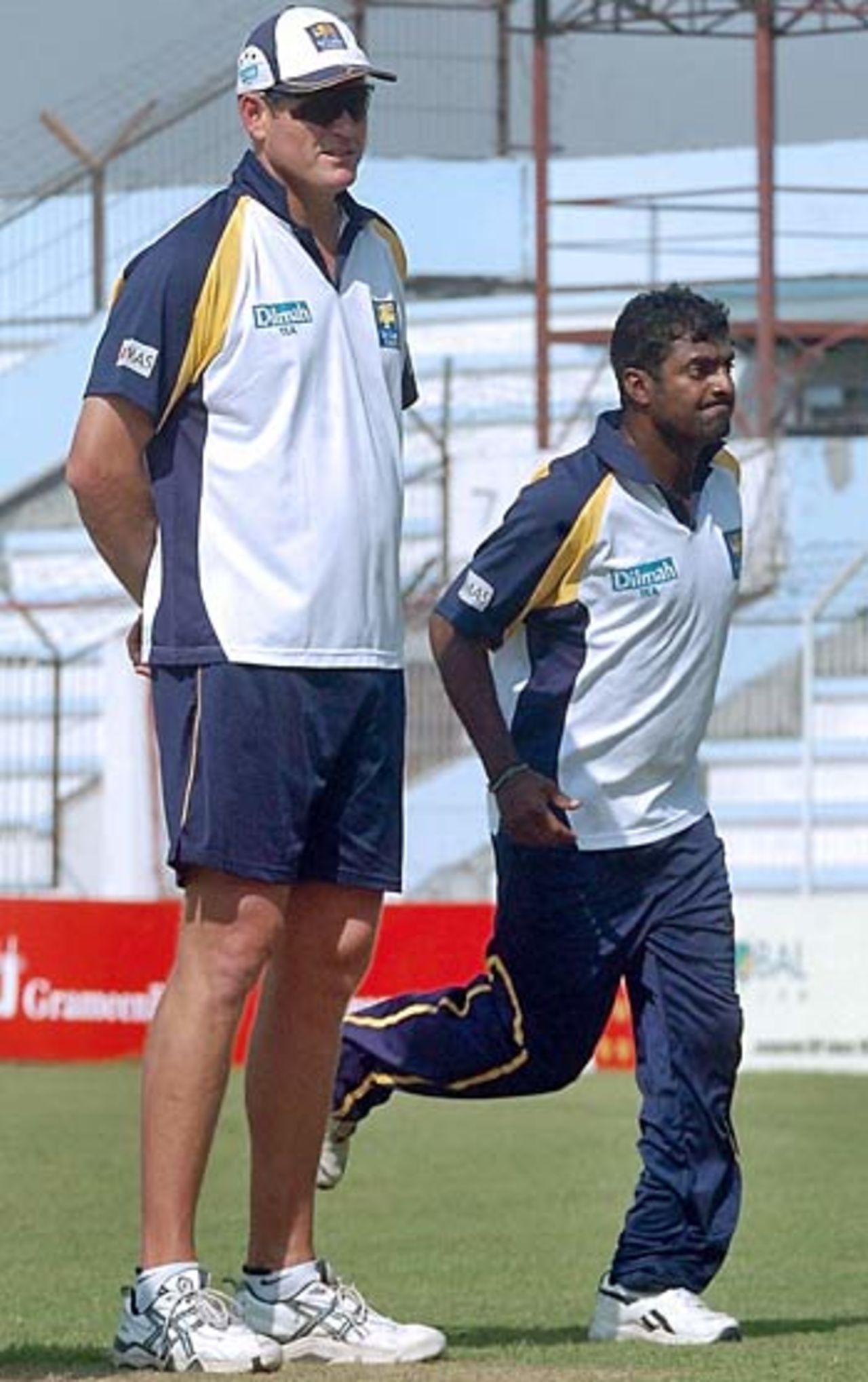 Tom Moody oversees Muttiah Muralitharan during a practice session, Bogra, March 6 2006