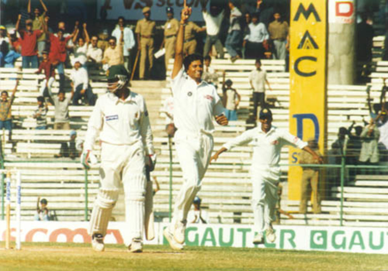 Venkatesh Prasad dismisses Moin Khan, the first of his 5 wickets in a row without conceding a single run. India v Pakistan, Test 1, Day 3 at Chennai, 30 January 1999