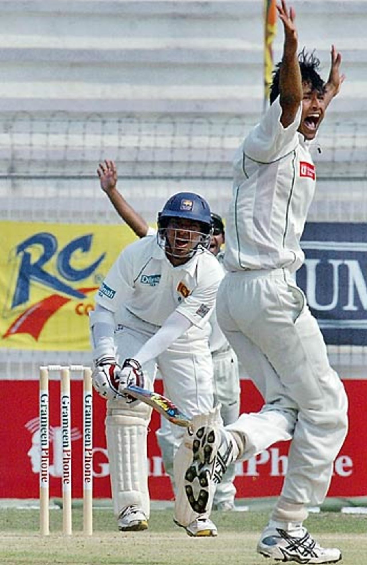 Shahadat Hossain traps Kumar Sangakkara, Bangladesh v Sri Lanka, 2nd Test, Bogra, 2nd day, March 9, 2006