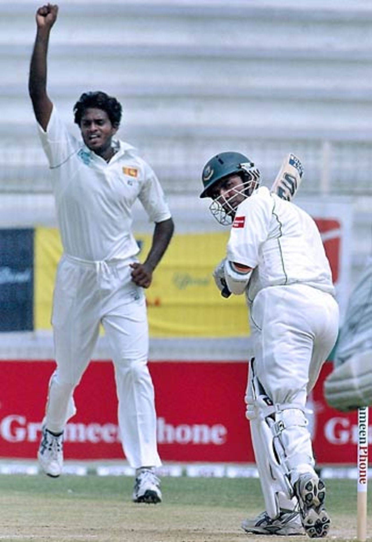 Dilhara Fernando scalps Javed Omar, Bangladesh v Sri Lanka, 2nd Test, Bogra, 3rd day, March 10, 2006