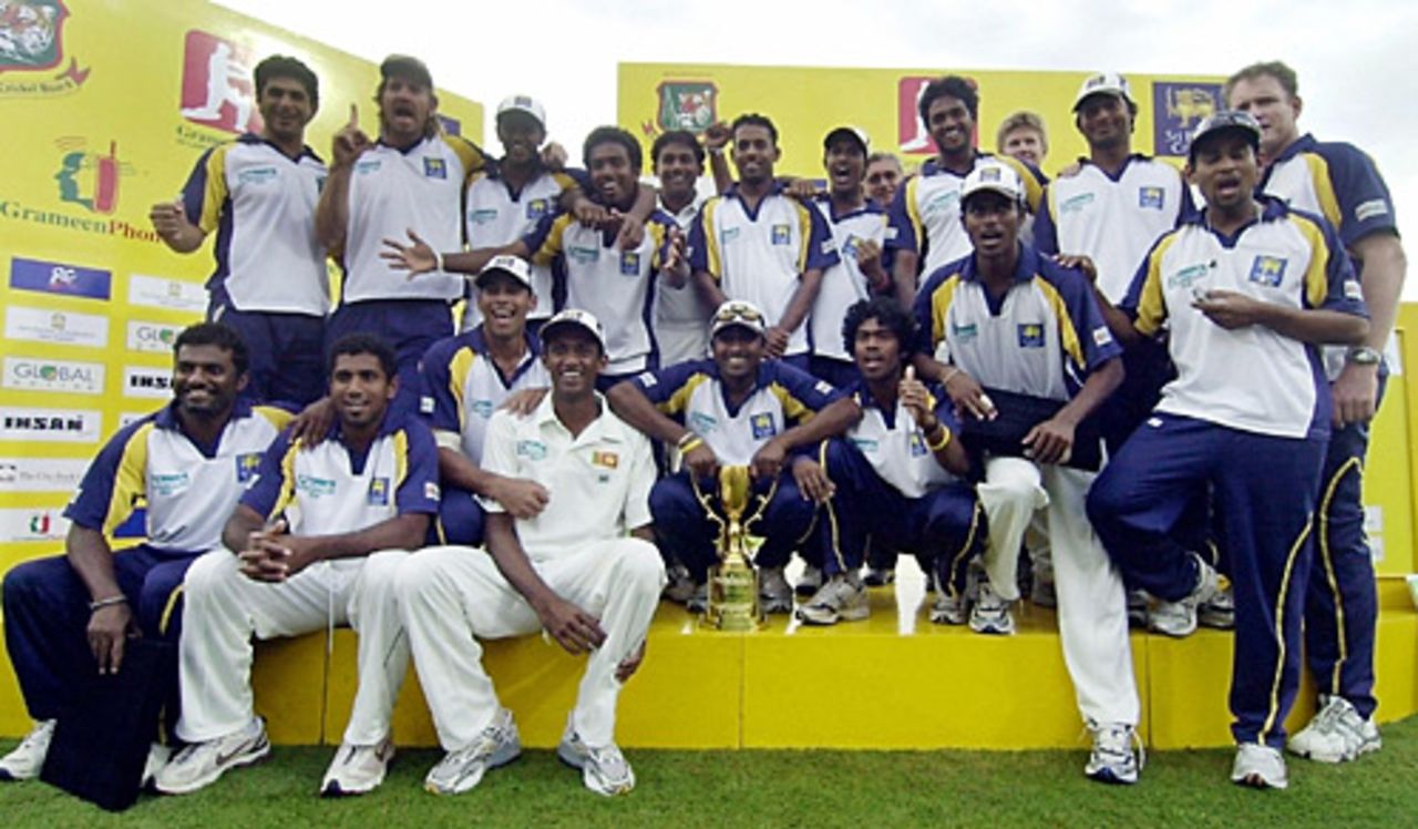 The victorious Sri Lankans pose for a team photo, Bangladesh v Sri Lanka, 2nd Test, Bogra, 4th day, March 11 2006