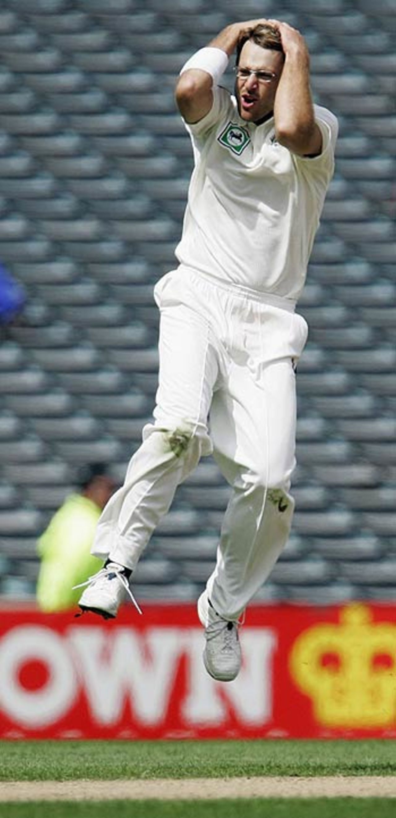 Daniel Vettori reacts to a dropped catch, New Zealand v West Indies, 1st Test, Auckland, 4th day, March 12, 2006