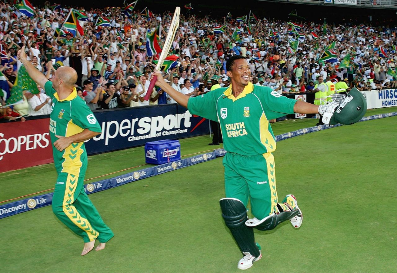 Makhaya Ntini and Herschelle Gibbs lap up the acclaim, South Africa v Australia, 5th ODI, Johannesburg, March 12, 2006