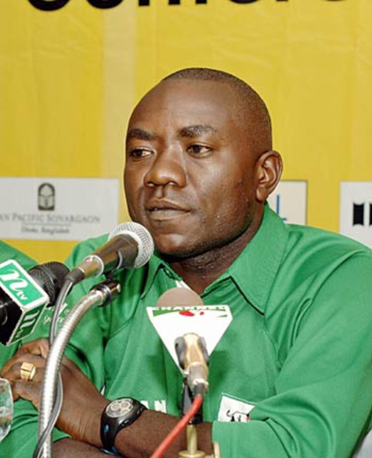 Steve Tikolo talks to the media as Kenya arrive in Bangladesh ahead of their one-day series, Dhaka, March 14, 2006