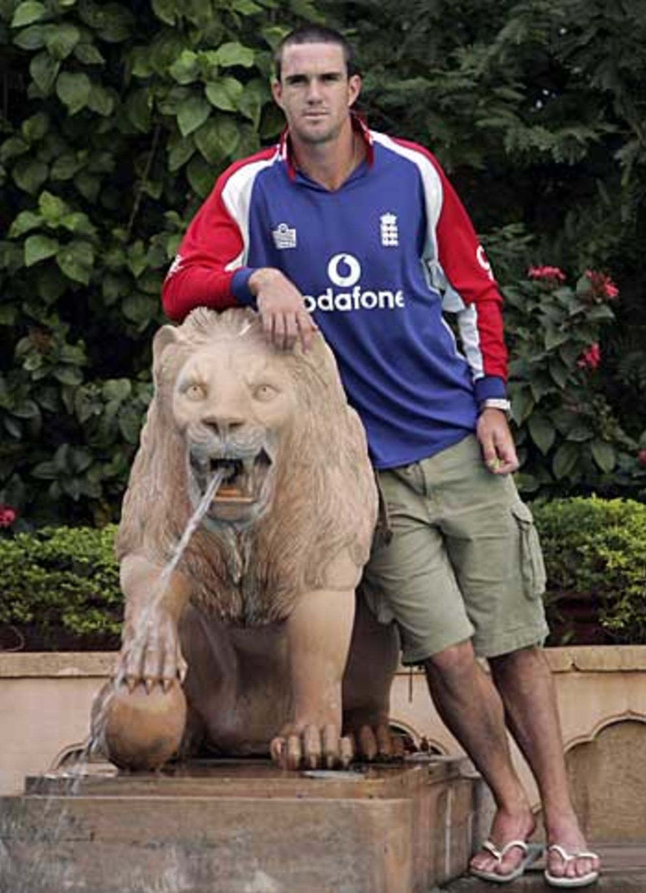 Kevin Pietersen poses with a lion at the Taj Mahal Hotel ahead of England's third Test against India, Mumbai, March 15, 2006