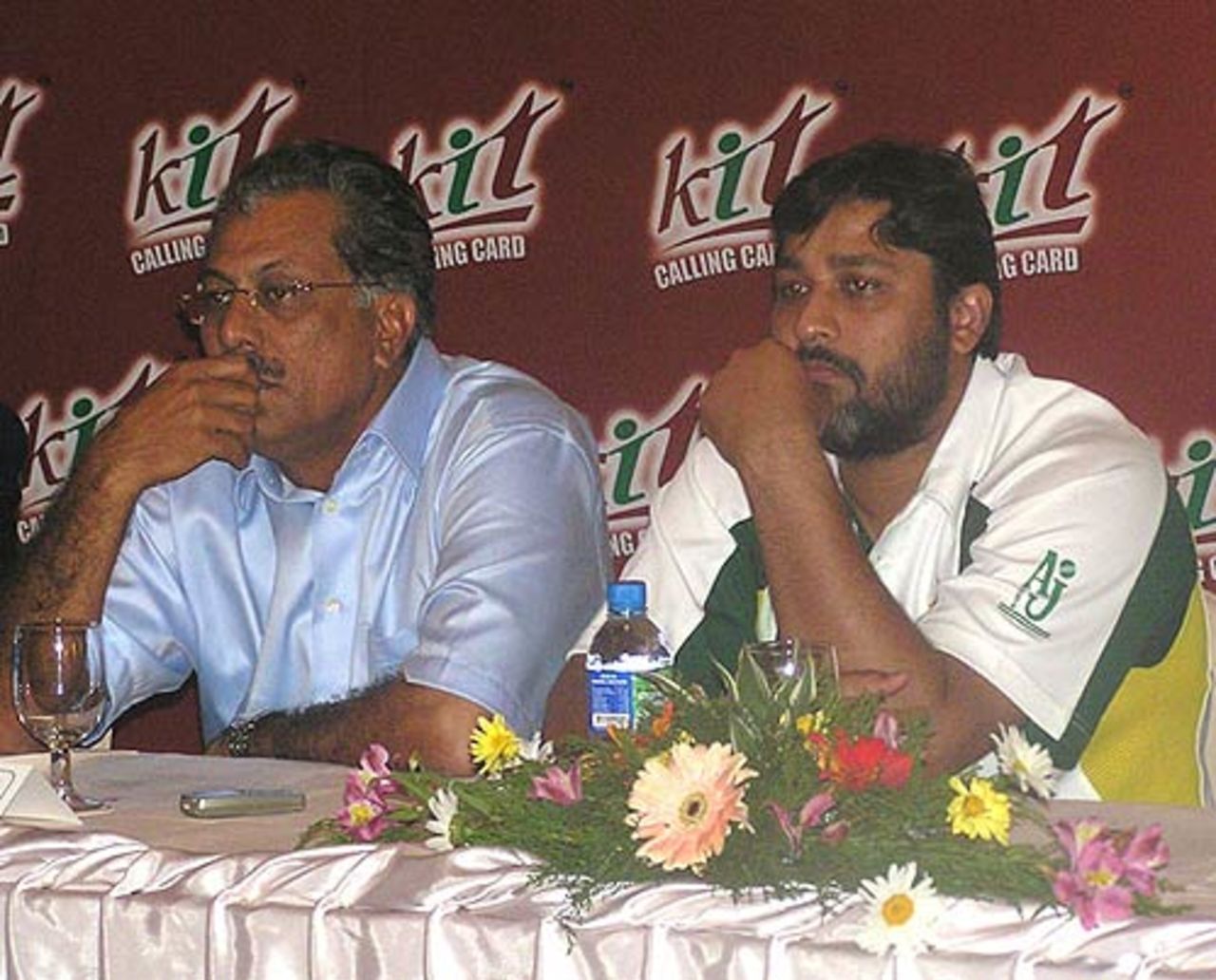 Inzamam-ul-Haq and Zaheer Abbas at a press conference, Colombo, March 17, 2006