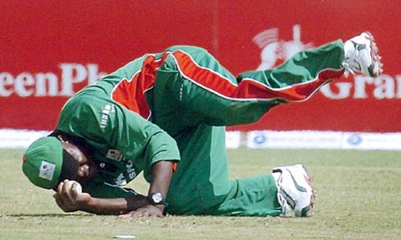 Steve Tikolo catches Javed Omar ... but there were doubts even after the third-umpire decision, Bangladesh v Kenya, 1st ODI, Bogra, March 17, 2006