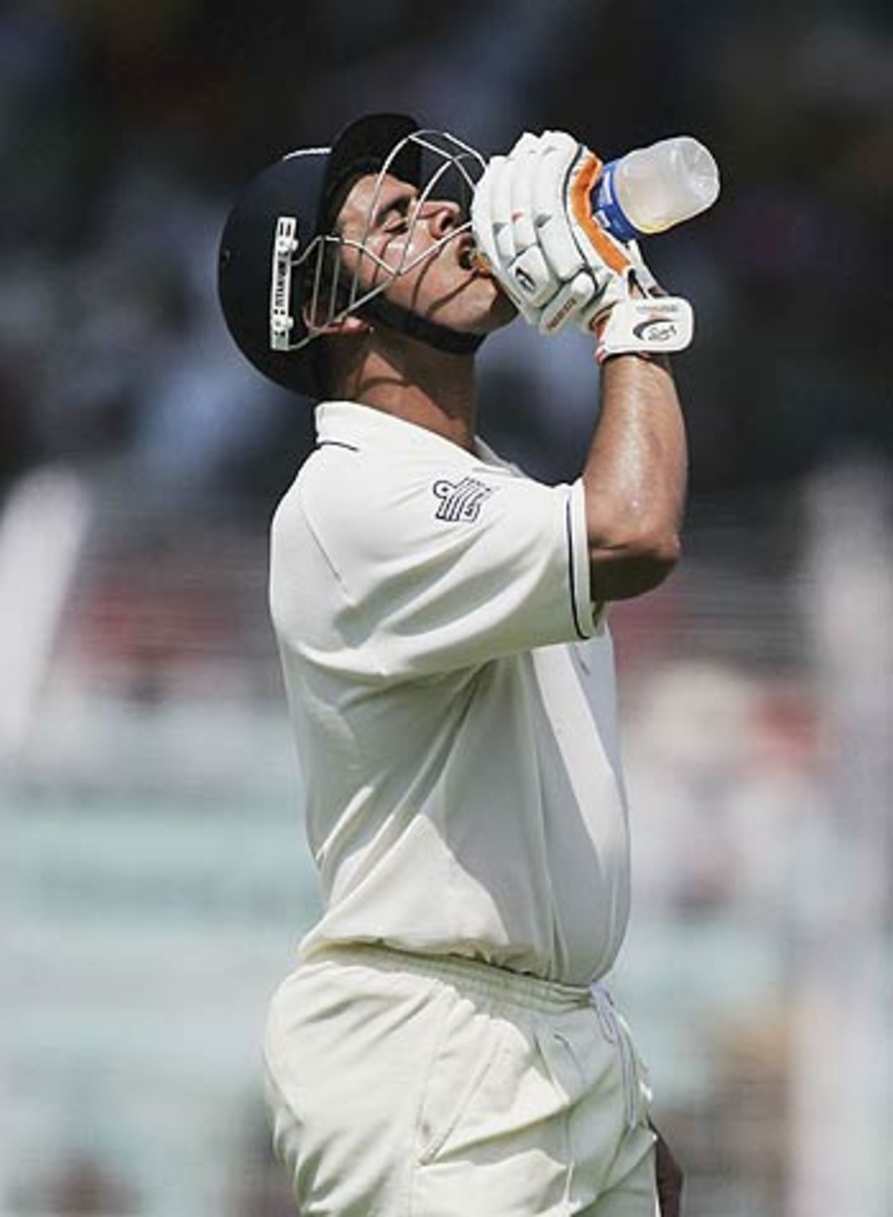 Owais Shah feels the heat, India v England, 3rd Test, Mumbai, 1st day, March 18, 2006