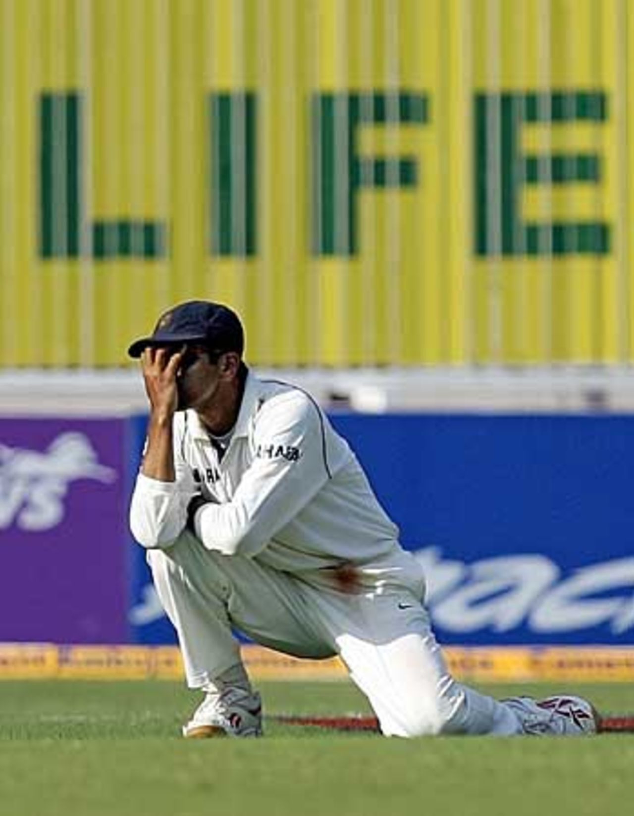 Rahul Dravid doesn't know which way to look as England dominate, India v England, 3rd Test, Mumbai, 1st day, March 18, 2006
