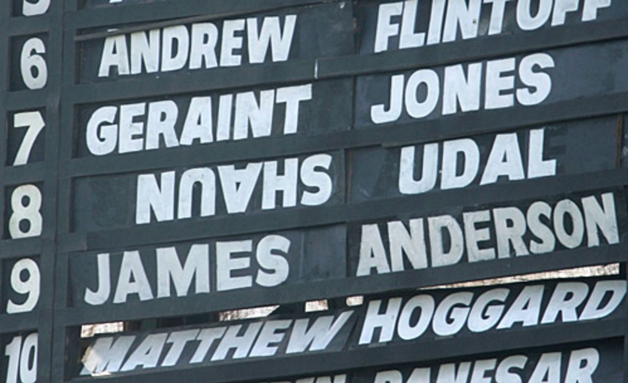 The scoreboard operator at Mumbai gets it a bit wrong, India v England, 3rd Test, Mumbai, 1st day, March 18, 2006